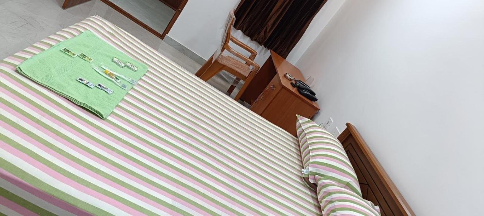 Urc Lodge Perundurai Habitación foto